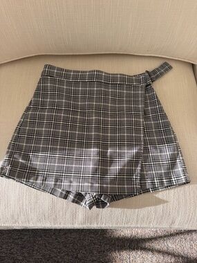 Hollister Black & White Plaid High-Rise Skirt Built in Shorts